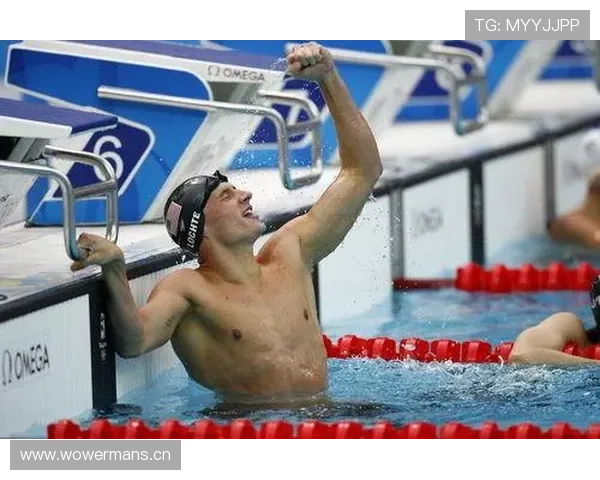 瑞安·洛赫特泳池边喝香槟，那身材平时谁看到都想问句话啊！